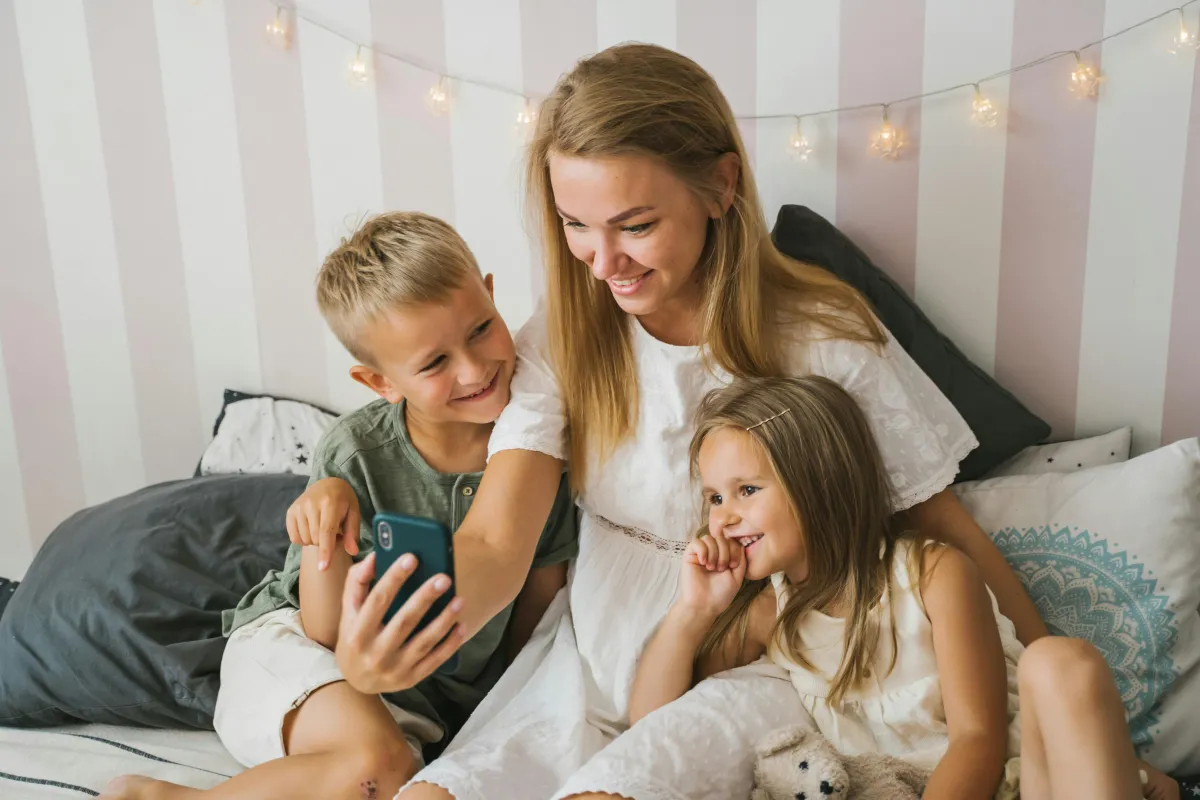 Family members in different locations using apps for families to stay in touch